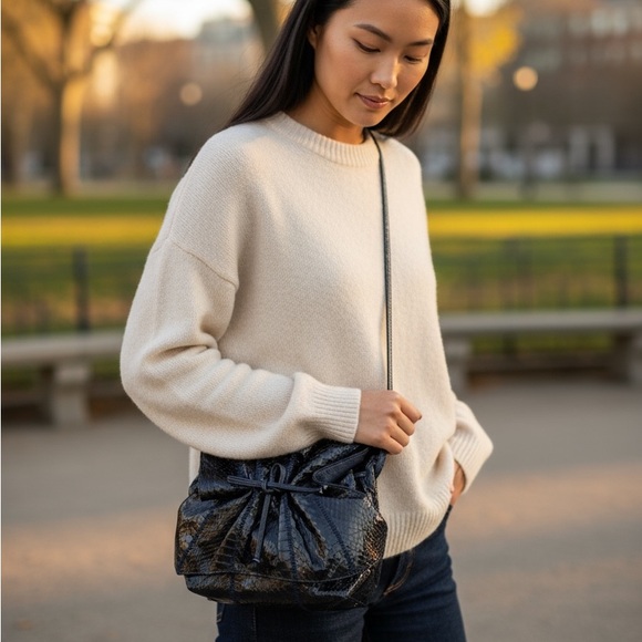Elegant navy Textured Women's Shoulder Bag - Picture 2 of 7